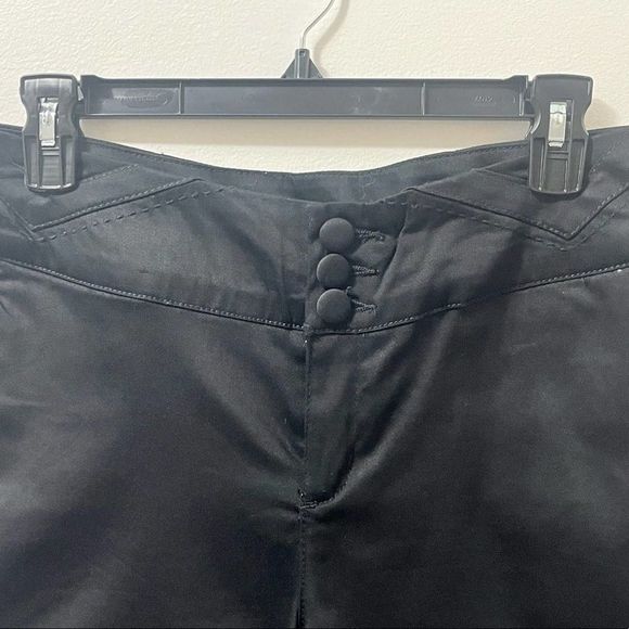 💋PLUS SIZE Black Shorts - Picture 4 of 7